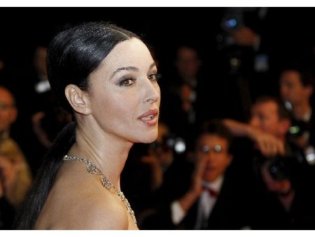 2005128240-cannes-applausi-per-bellucci