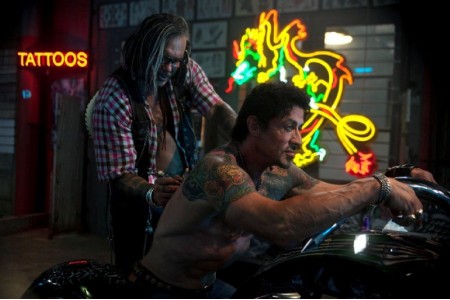 i-tatuati-sylvester-stallone-e-michaey-rourke-in-una-scena-di-the-expendables-125592 i-tatuati-sylvester-stallone-e-michaey-rourke-in-una-scena-di-the-expendables-125592