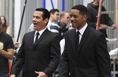 Men in Black 3 foto dal set; Tre Moschettieri in 3D, Super 8, Dolphin Tale poster