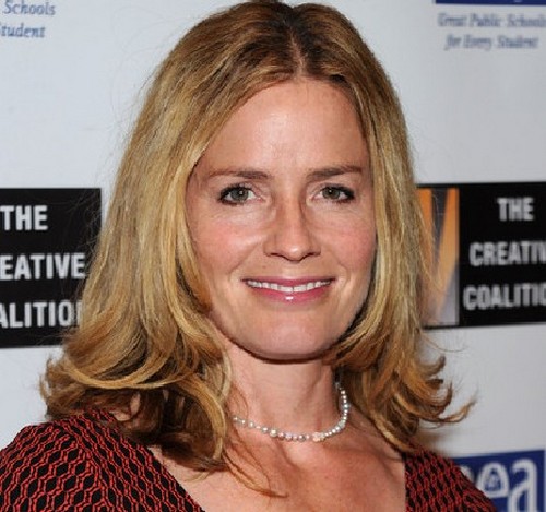 Elizabeth Shue e Abigail Spencer in Of Men and Mavericks