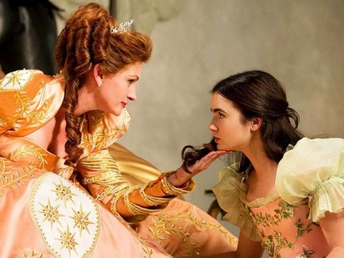 Julia Roberts e Lilly Collins, immagini della nuova Biancaneve