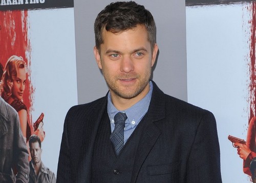 Marisa Tomei e Joshua Jackson nel thriller Inescapable (2)