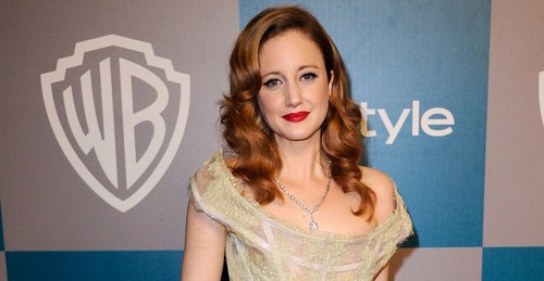 Olga Kurylenko e Andrea Riseborough nel film di Joseph Kosinski