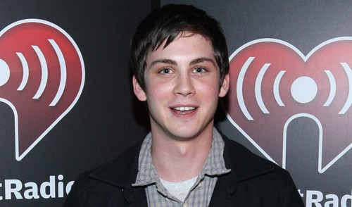 Kristen Bell, Lily Collins e Logan Lerman nel dramedy Writers (3)