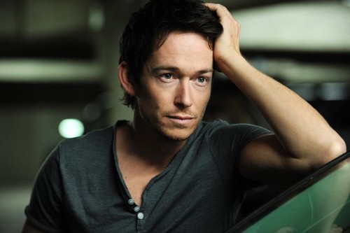 Simon Quarterman e AJ Cook nell'horror con licantropi Wer (3)