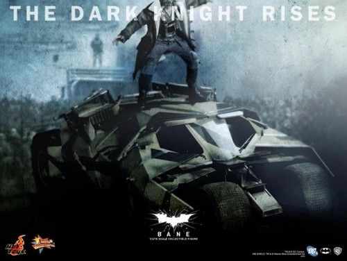 Il cavaliere oscuro il ritorno, repliche della batmobile tumbler e del nuovo Batwing the bat (3)