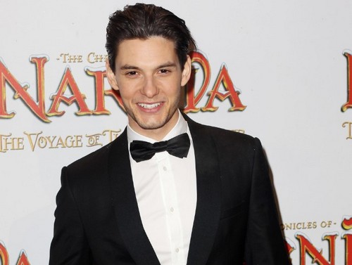 Karl Urban e Ben Barnes nell’action Overdrive