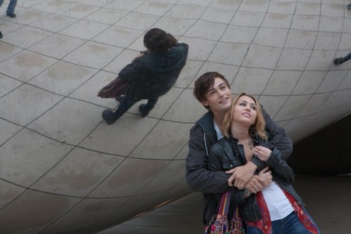 LOL, nuove immagini del remake con Miley Cyrus e Demi Moore