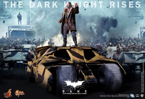Il cavaliere oscuro: Il ritorno, l’action figure di Bane e la batmobile mimetica