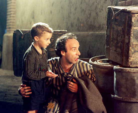 La vita è bella, La caduta – Gli ultimi giorni di Hitler, Lara Croft Tomb Raider, Destini incrociati, Schindler’s list – La lista di Schindler, stasera in tv