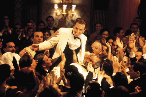 Guida per riconoscere i tuoi santi, Il castello, La leggenda del pianista sull’oceano, Wrong turn, Nora Roberts – Un dono prezioso, Scary Movie 2, stasera in tv