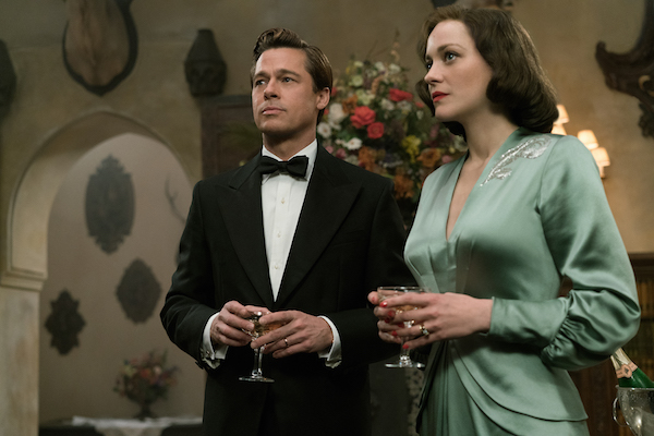 Brad Pitt e Marion Cotillard in Allied – Un’ombra nascosta