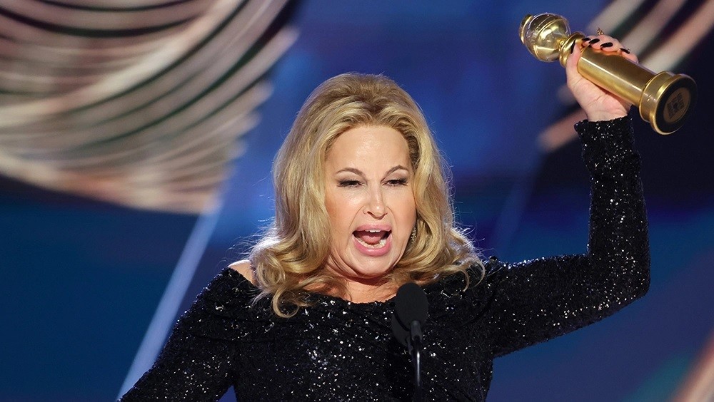 Jennifer Coolidge da regina delle MILF a delfino